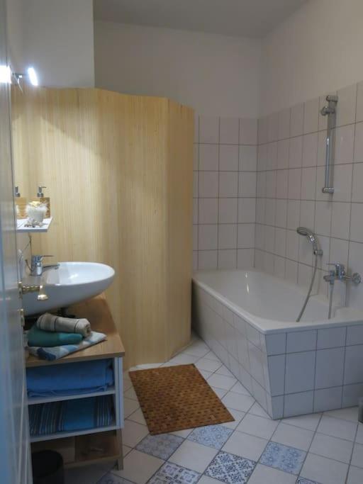 Stuckverzierte, Zentrumsnahe Wohnung Im Sueden Leipzig Exterior foto